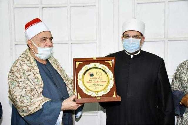 نقابة القراء تهدي وزير الأوقاف درع النقابة لجهوده في خدمة القرآن الكريم