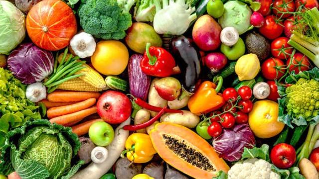 كيف تحارب وزارة الزراعة ارتفاع أسعار الخضروات والفاكهة بالأسواق؟ ..خاص