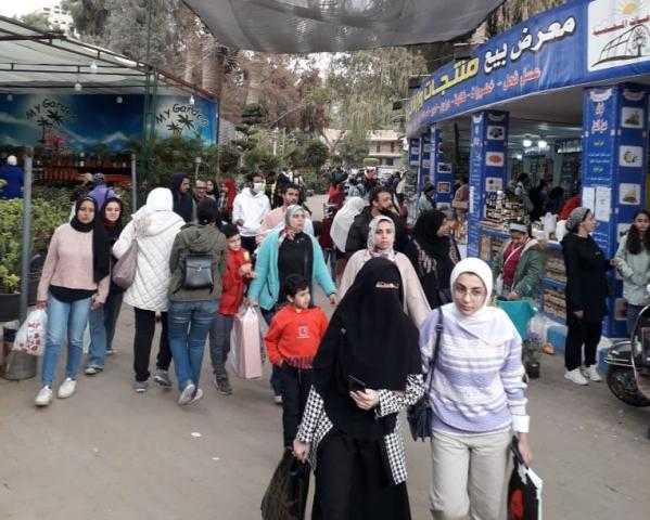 إقبال كبير على معرض الزهور بحديقة الأورمان - صور