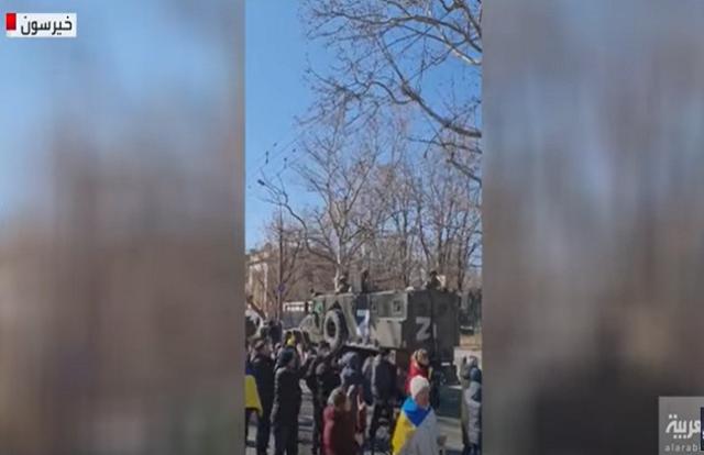 مواطنون أوكرانيون يتظاهرون ضد العملية الروسية بمدينة خيرسون- فيديو