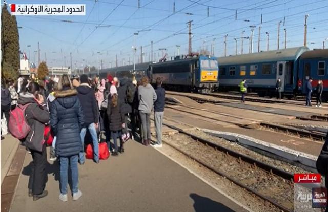 تواصل تدفق لاجئين أوكرانيا على الحدود مع المجر «فيديو»