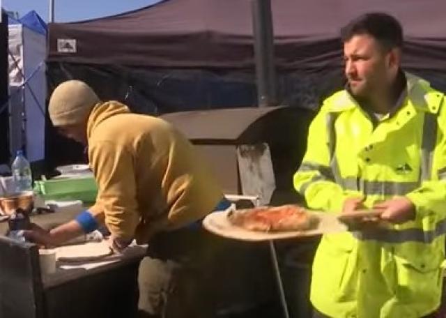 متطوعون يسافرون للحدود البولندية لمساعدة الفارين من الغزو الروسي «فيديو»