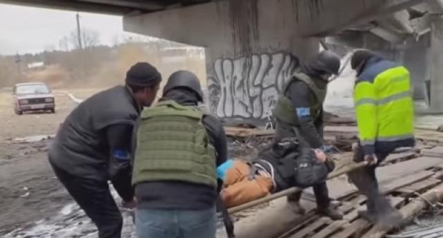 شاهد لحظة نقل الصحفي الأمريكي المقتول في أوكرانيا