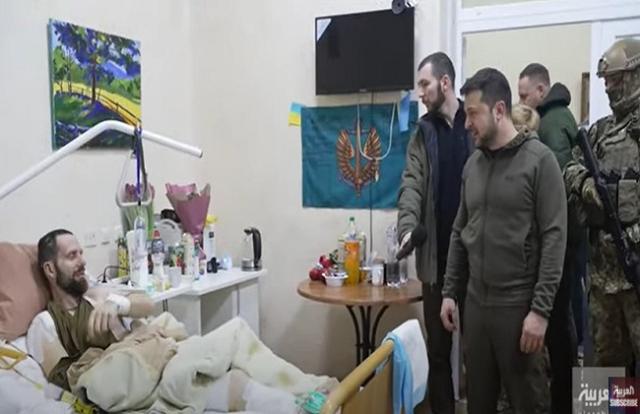 الرئيس الأوكراني يتفقد الجرحى في إحدى مستشفيات كييف «فيديو»