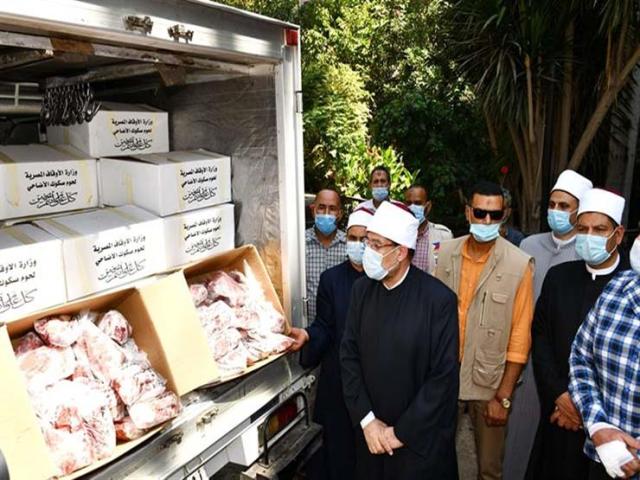 الوزير أثناء توزيع صكوك الإطعام
