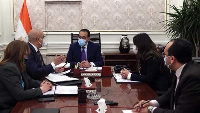 رئيس الوزراء خلال الاجتماع 