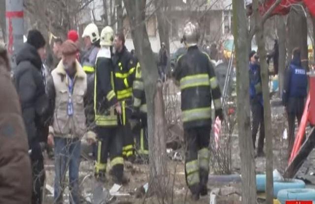 فرق الإنقاذ ترفع أنقاض مبنى قرب كييف بعد تعرضه لقصف روسي - «فيديو»