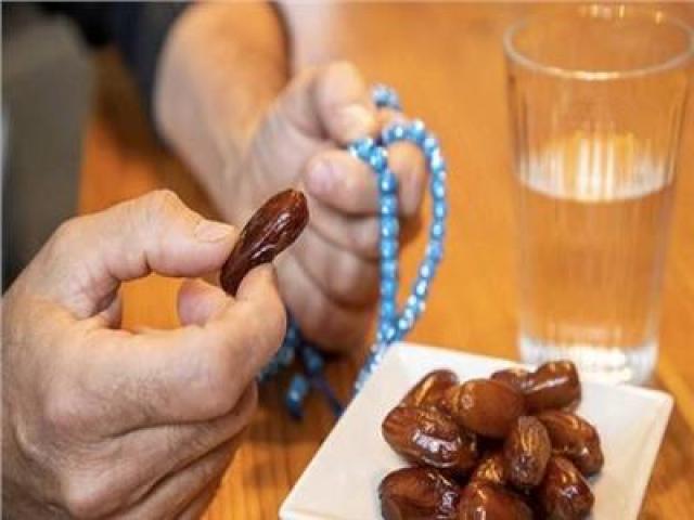 تمر ومسبحة وكأس ماء 