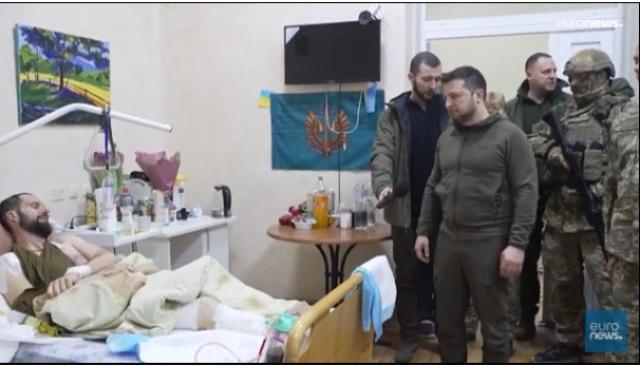 شاهد.. الرئيس الأوكراني يزور الجنود الجرحى ويلتقط السيلفي معهم