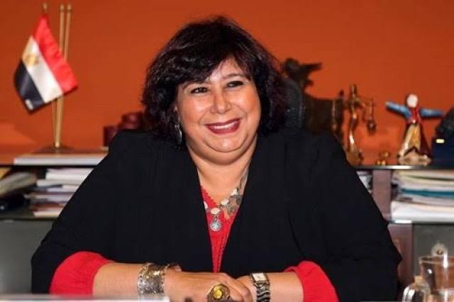 وزيرة الثقافة تحضر عرض «في انتظار بابا»