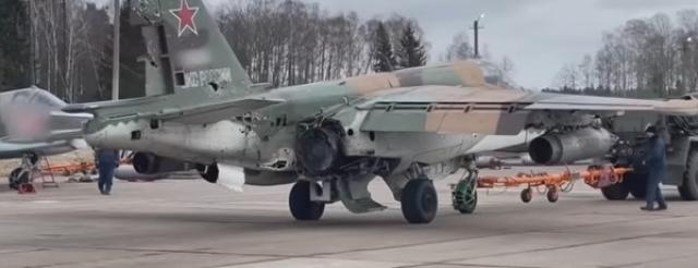 شاهد.. طيار روسي ينجو بعد استهداف طائرته بصاروخ أوكراني