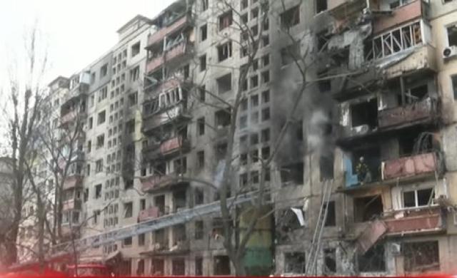 شاهد.. قصف روسي يدمر مبنى سكني بالكامل في أوكرانيا