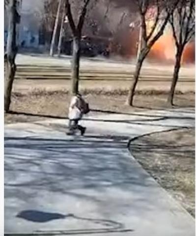 يتكئ على عصا .. لحظة نجاة مسن أوكراني من قذيفة روسية