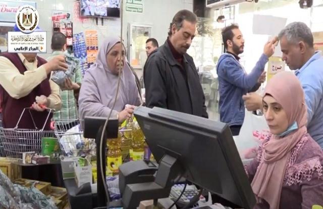 إقبال كبير من المواطنين على الشراء من المجمعات الاستهلاكية «فيديو»