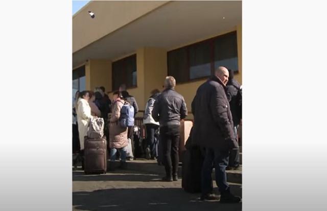 آلاف الأوكران يعودون من الخارج لمواجهة الروس «فيديو»