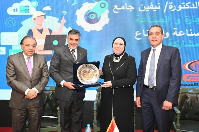 وزيرة الصناعة نيفين جامع