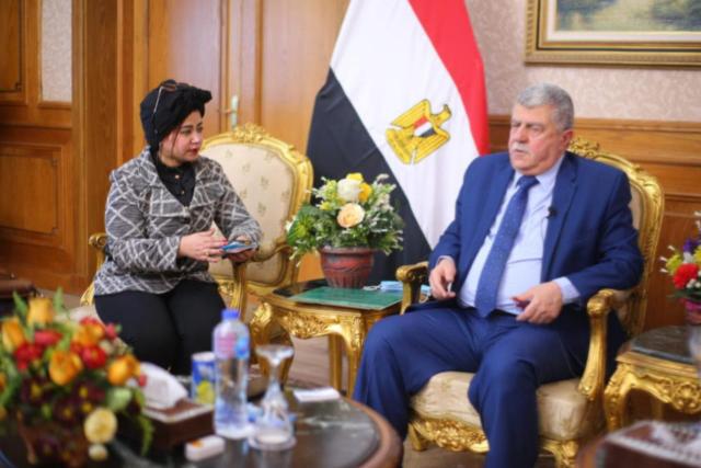 محررة البوابة أثناء حوارها مع رئيس مصنع 144 الحربي