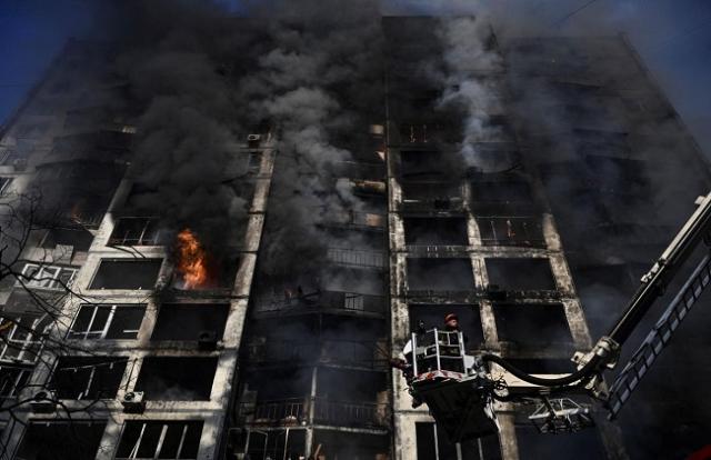 قصف مبنى سكني
