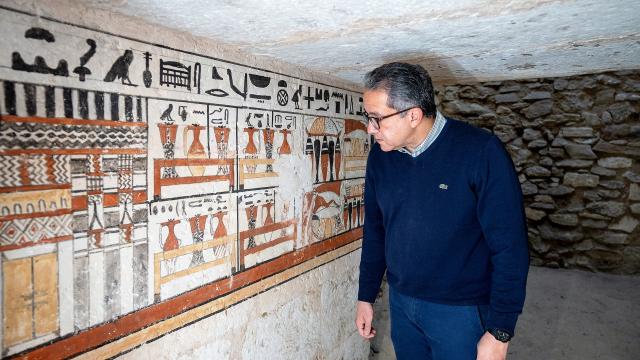 وزير الآثار داخل المقبرة المكتشفة