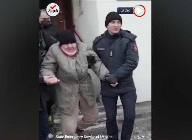 لحظة إخلاء مبنى سكني في كييف بعد تعرضه لقصف روسي