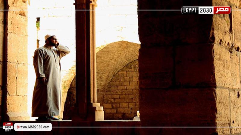 شيخ يؤذن للصلاة (تعبيرية)