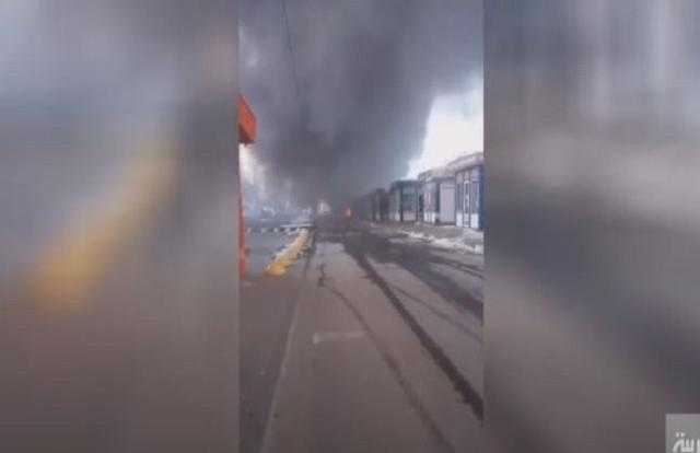 شاهد.. مدرعات روسية تُعرقل قطار أوكراني في مدينة «خيرسون»