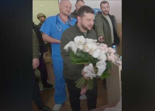 الرئيس الأوكراني يزور مراهقة في المستشفى.. والأخيرة: «كلنا معاك»