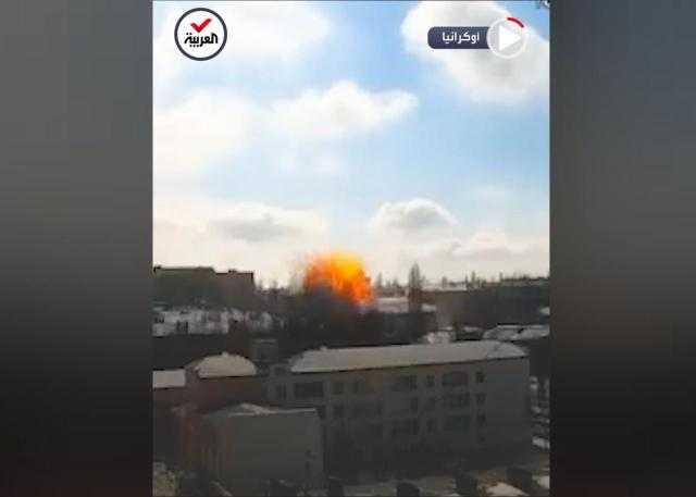 قذيفة روسية تضرب «مبنى سكني» شرق أوكرانيا - فيديو