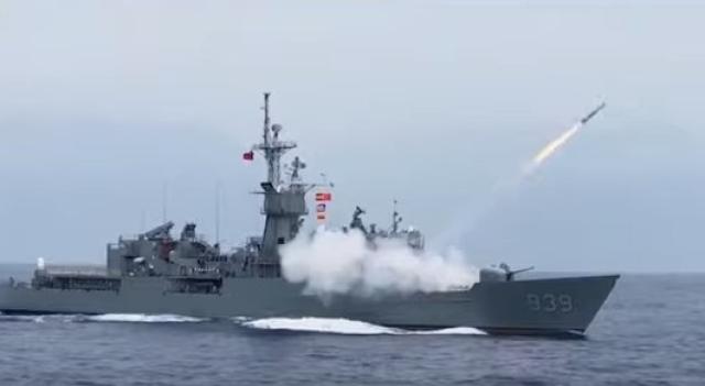 شاهد.. حاملة طائرات صينية تُبحر بمضيق تايوان