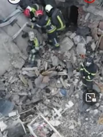 شاهد.. البحث عن ناجين تحت أنقاض قصف روسي بكييف