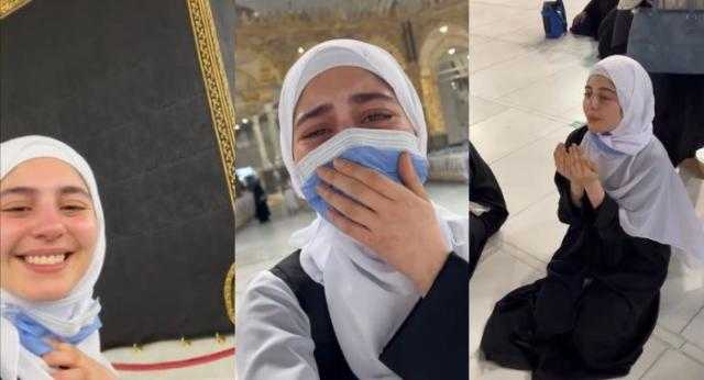 بعد السخرية من بكائها أمام الكعبة.. إعلامية تدافع عن مايان: «اجبروا بخاطرها»