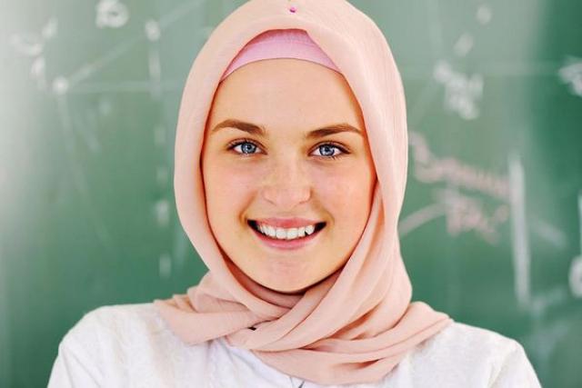 فتاة بالحجاب
