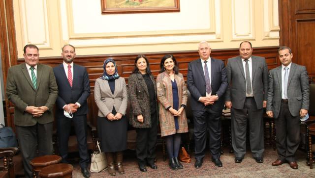 وزير الزراعة مع وفد الإيفاد