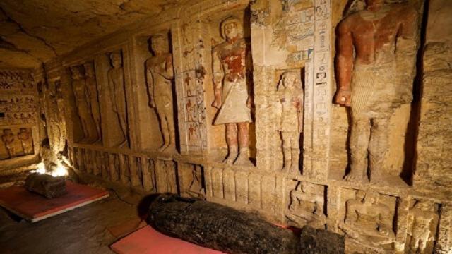 تفاصيل العثور على 5 مقابر جديدة في سقارة - فيديو