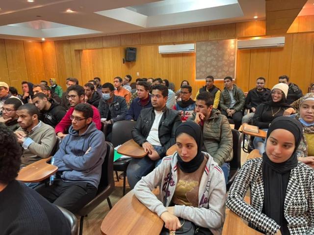 ندوة عن فرص السفر لتعلم الطب في أمريكا بجامعة سوهاج