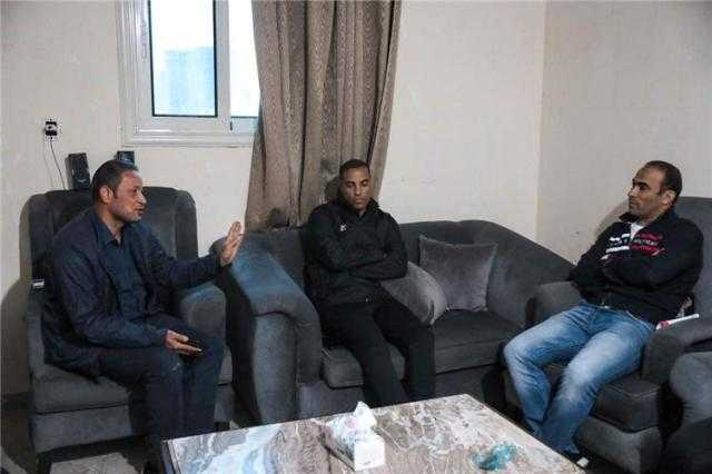 وفد الأهلي يزور أسرة زياد إيهاب.. والخطيب يؤكد: النادي لن يتخلى عن أبنائه