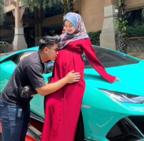 زوجة ماليزية تقدم سيارة لامبورجيني هدية لزوجها لاهتمامه بطفلهما بعد الولادة| فيديو