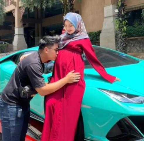 ماليزية تقدم سيارة لامبورجيني هدية لزوجها لهذا السبب «فيديو»