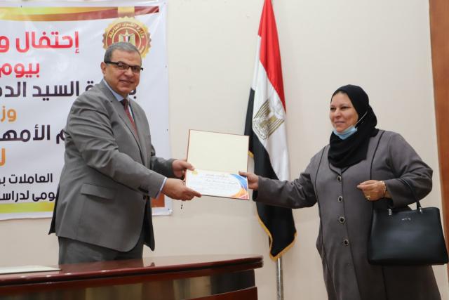 وزير القوى العاملة يكرم عدد من السيدات