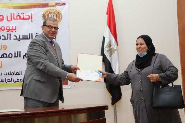 وزير القوى العاملة يكرم عدد من السيدات بمناسبة عيد الأم