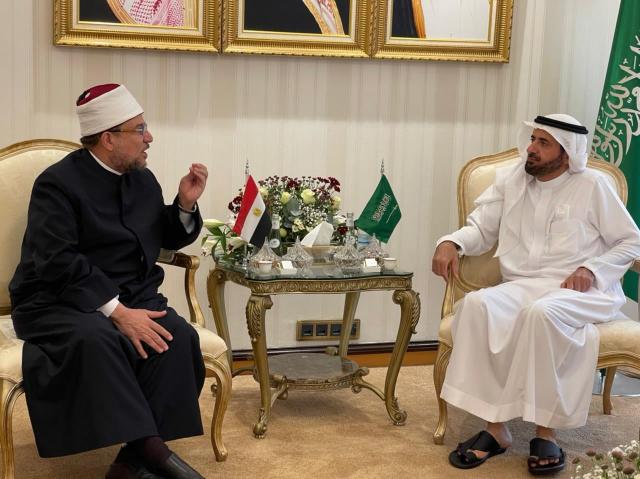 وزير الأوقاف خلال الزيارة 