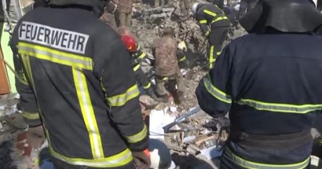 لحظة إنقاذ جندي أوكراني من تحت الركام «فيديو»