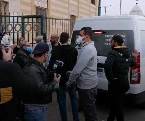وصول جثمان زكي فطين عبد الوهاب لمسجد السيدة نفيسة.. بث مباشر
