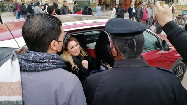 وصول نهال عنبر وماريان خوري لجنازة زكي فطين عبد الوهاب.. صور