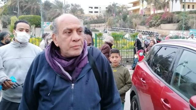 منير مكرم يصل مسجد السيدة نفيسة لتشييع جثمان زكي فطين عبد الوهاب