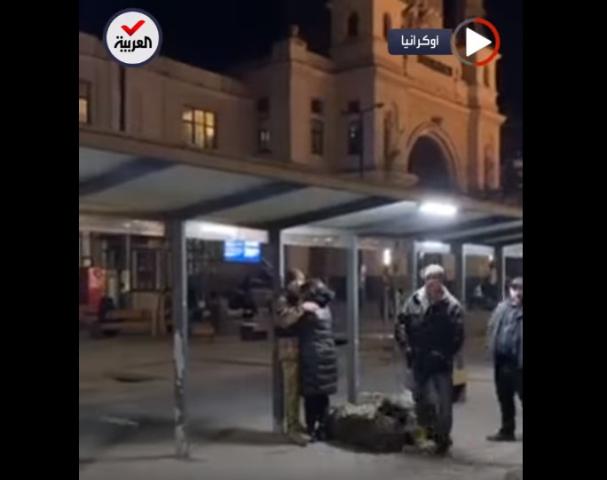 جندي أوكراني يودع زوجته قبل الانطلاق إلى ساحة الحرب «فيديو»