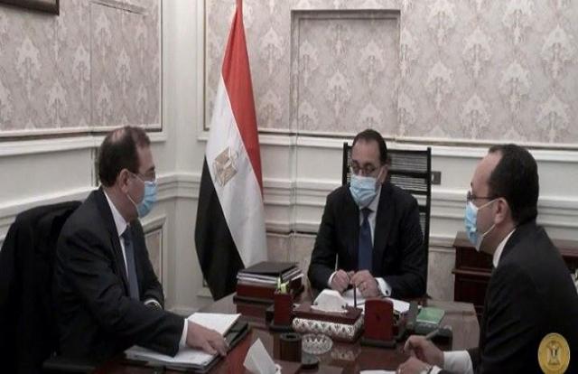 رئيس الوزراء يطمئن على توافر السلع البترولية.. فيديو