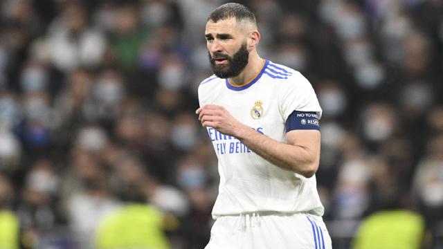 وكيل «بنزيما» يسخر من مدافع برشلونة