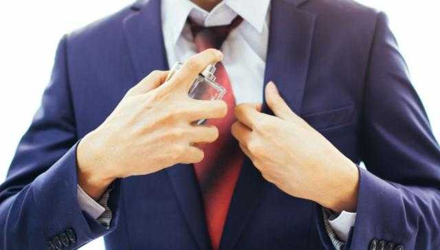 هل وضع العطر في نهار رمضان يُفطر؟ الإفتاء تُجيب