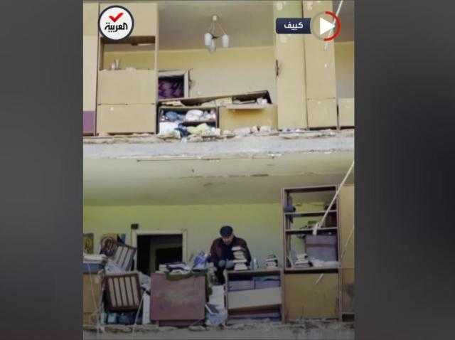 شاهد.. أوكرانيين يجمعون بقايا ممتلكاتهم من منازلهم المدمرة
